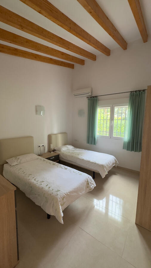 Twin room with wardrobe